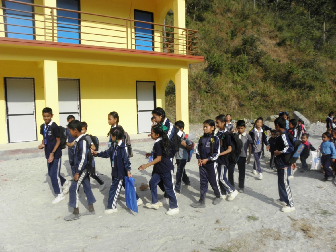 fertigstellung-shree-sukute-lower-secondary-school-sukute-und-bezug-durch-die-schulkinder-anfang-dezember-2016-1